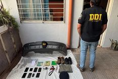 Agentes incautaron armas, teléfonos celulares y otros elementos en la casa donde se ocultaba el presunto asesino Foto: NA
