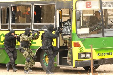 MDZol | Los efectivos ensayaron cómo negociar con los delincuentes. Foto: Gonzalo Bravo / MDZ