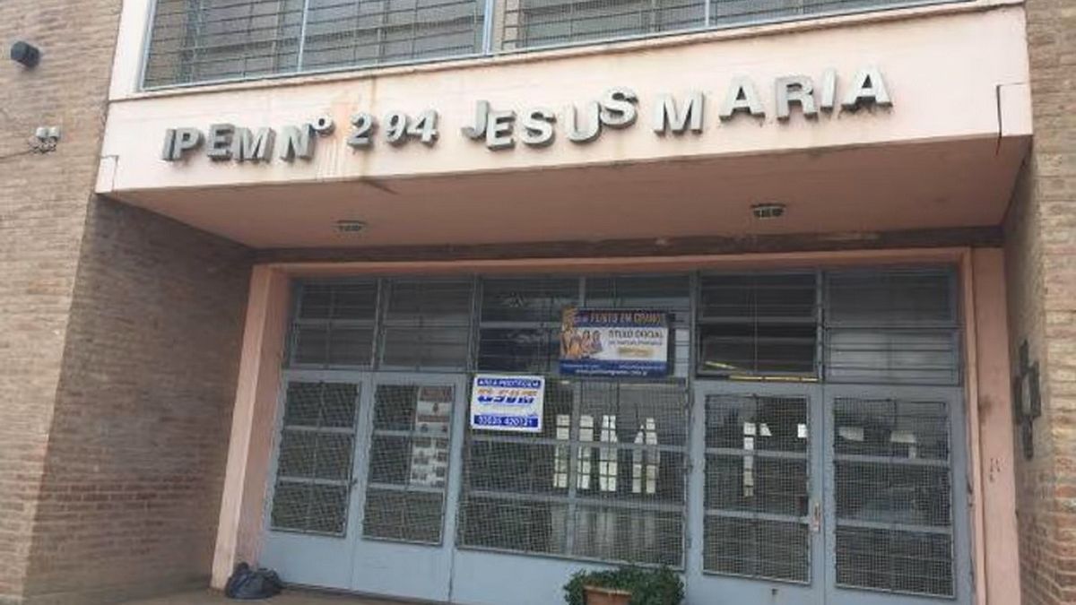 Jesús María: murió una alumna de 15 años tras caerle un arco encima en una escuela