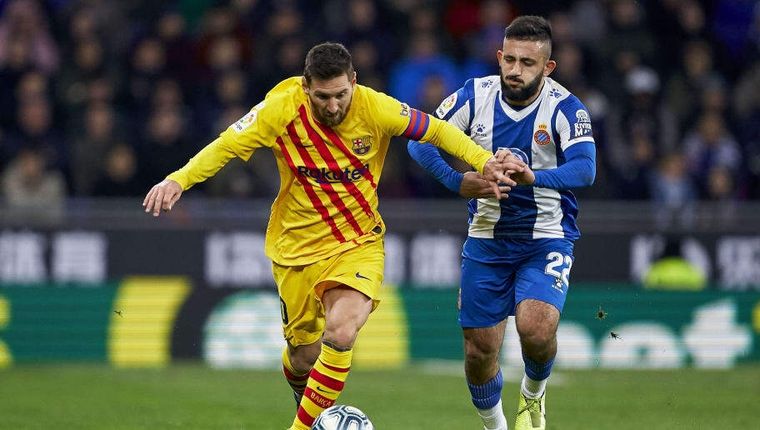 Messi y Vargas durante el derby jugado en enero.