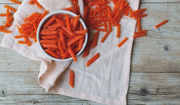 La pasta de legumbres contiene menos hidratos de carbono que la pasta de trigo. La pasta de legumbres contiene menos hidratos de carbono que la pasta de trigo.