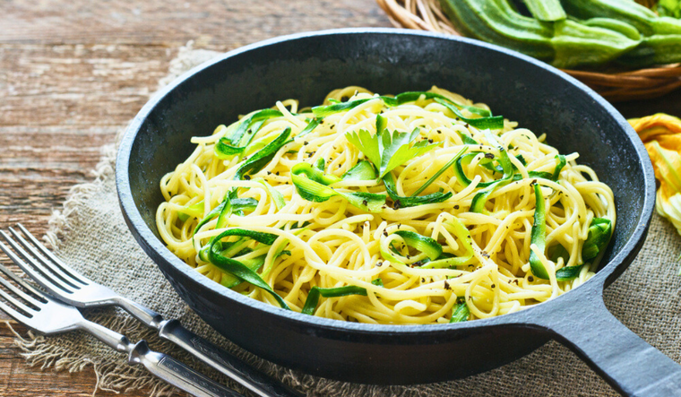 Receta fácil de tallarines de calabacín con pesto de nueces Foto: Shutterstock