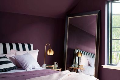 MDZol | Existe un auge de los dormitorios morados no solo por su elegancia sino también porque funcionan bien en habitaciones diseñadas para actividades nocturnas relajantes. Foto: Future - homesandgardens.com