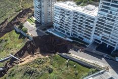 La imagen del deslizamiento en el complejo de departamentos de Reñaca. Foto: EFE La imagen del deslizamiento en el complejo de departamentos de Reñaca. Foto: EFE