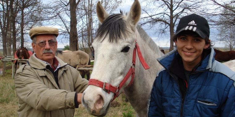 Yegua mora, con Pablo Manita y Hugo Guevara. Foto: Archivo