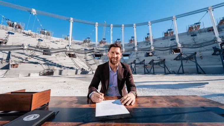 Con el nuevo estadio de Inter Miami en construcción de fondo, Lionel Messi renovó su contrato con las Garzas hasta diciembre de 2028. Con el nuevo estadio de Inter Miami en construcción de fondo, Lionel Messi renovó su contrato con las Garzas hasta diciembre de 2028.