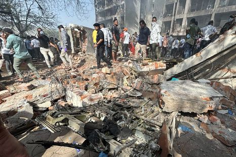 Destrucción tras la tragedia del vuelo de Air India Destrucción tras la tragedia del vuelo de Air India