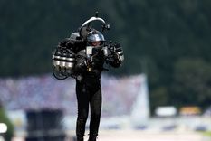 mochilas propulsoras El piloto, antes de su caída, de la que no resultó herido. Foto: Captura de pantalla.