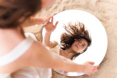 El auge de los pedidos de cirugías plásticas para asimilar rasgos de los rostros para parecerse a la imagen que devuelve los filtros de las redes sociales. Foto: Freepik