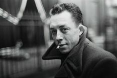 La frase de Albert Camus invita a pensar en la fuerza interior que puede aparecer incluso en medio de una etapa difícil.