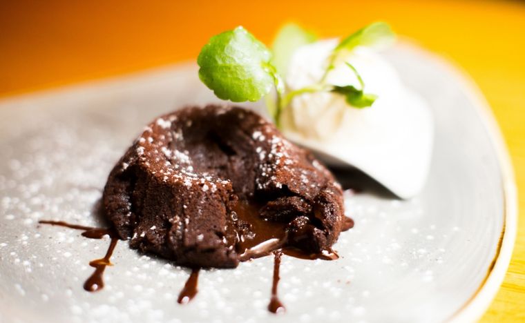 Volcán de chocolate Una receta clásica de volcán de chocolate para hacer en minutos. Foto: Shutterstock