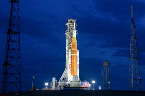 Artemis II llevará a cuatro astronautas alrededor de la Luna en la primera misión tripulada del programa lunar de la NASA. Artemis II llevará a cuatro astronautas alrededor de la Luna en la primera misión tripulada del programa lunar de la NASA.