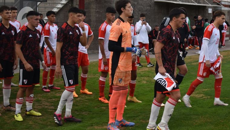 Los pibes jugaron en el River Camp. Foto: @RiverPlate