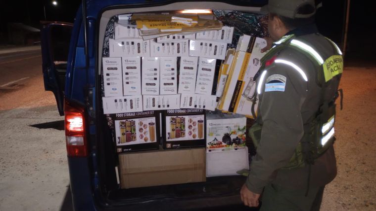 Efectivos de Gendarmería revisando la camioneta con mercadería de contrabando en Mendoza.