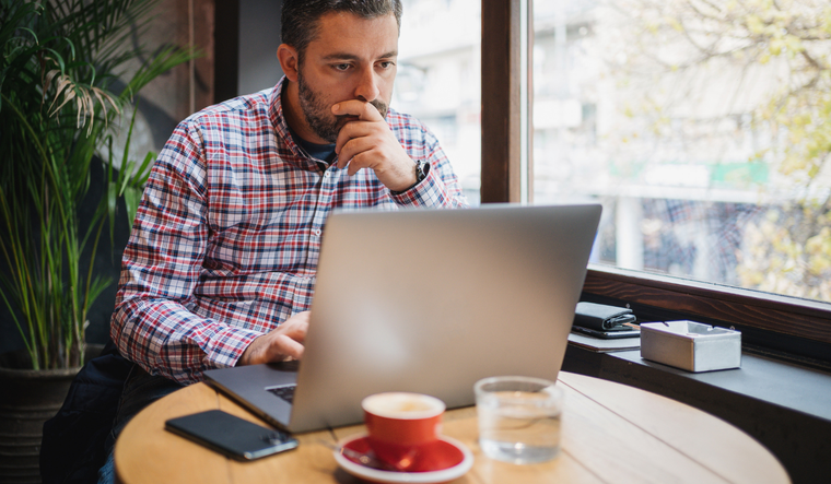 Muchos encargados de cafeterías sostienen que no resulta rentable mantener una mesa ocupada varias horas con una persona que solo toma un café. Muchos encargados de cafeterías sostienen que no resulta rentable mantener una mesa ocupada varias horas con una persona que solo toma un café.