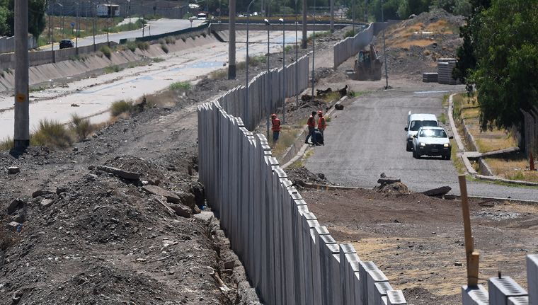 El muro que construye la UNCuyo es de mil metros lineales. Foto: ALF PONCE MERCADO / MDZ