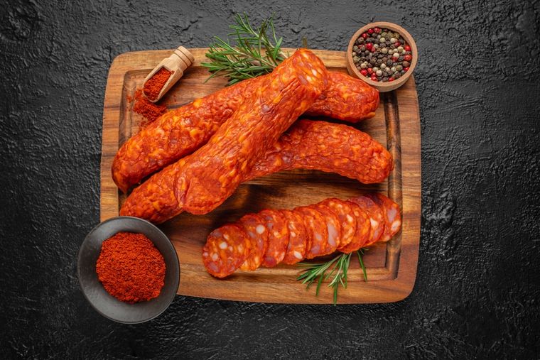 La receta de chorizo colorado incluye pimentón como ingrediente clave, traído por inmigrantes españoles y adaptado al gusto criollo. La receta de chorizo colorado incluye pimentón como ingrediente clave, traído por inmigrantes españoles y adaptado al gusto criollo.