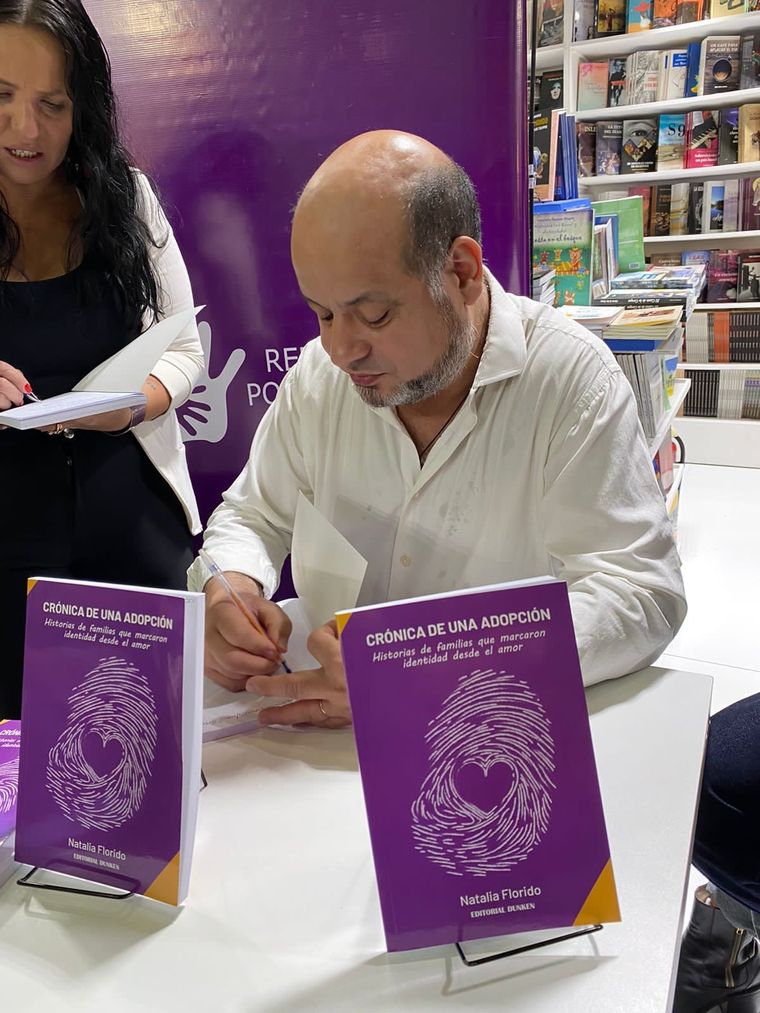 Firmando ejemplares en la Feria del Libro Foto: Foto: VB.