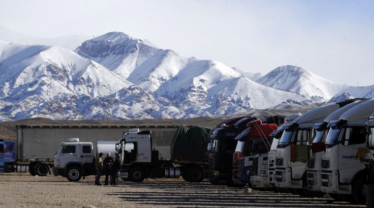 A los camioneros los esperan en la aduana de Uspallata para trasladarlos al hospital, Foto: ALF PONCE / MDZ