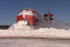 Impresionante: mirá como este tren emerge de entre la nieve