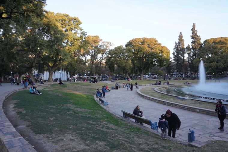 La Ciudad de Mendoza avanza con tecnología para cuidar sus plazas y adaptarse al cambio climático.