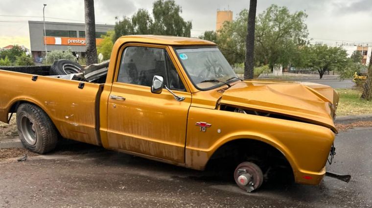 Como quedó la camioneta tras el accidente.&nbsp;
