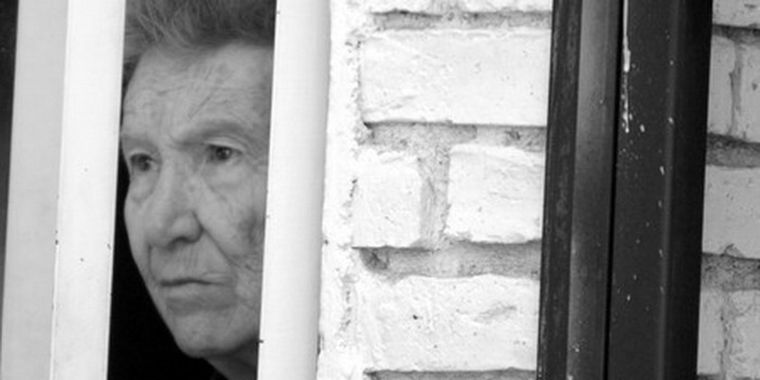 Alicia en su ventana. Un adiós, un dolor y un desafío.