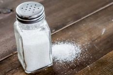 Tenemos que trabajar en reducir el consumo de sal añadida a tus comidas Foto: MDZ