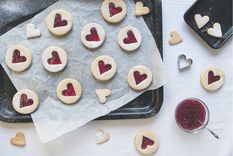una merienda imperdible: disfruta las galletas con corazon de dulce de fresas
