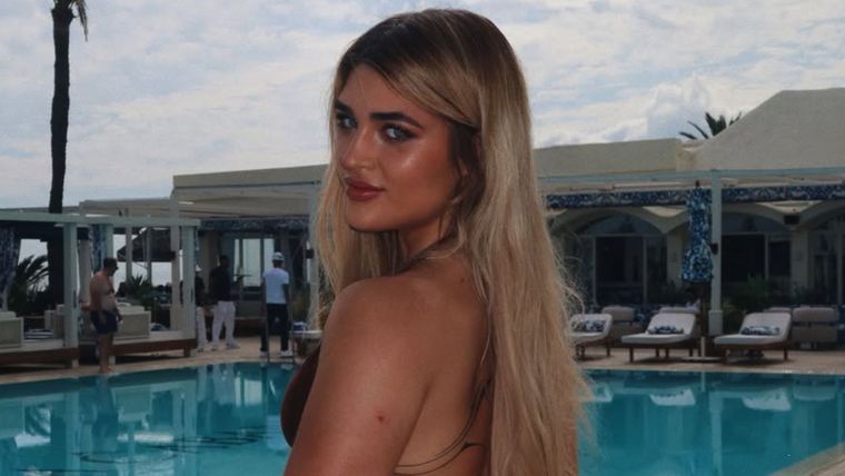 Marta Fort eligió un reconocido parador de la firma Dolce & Gabbana para disfrutar de sus días de sol en Marbella. / Instagram @martacfort