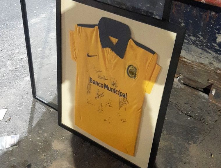 La camiseta apareció en un volquete y hay misterio sobre su origen Foto: FrancoKoz - Twitter