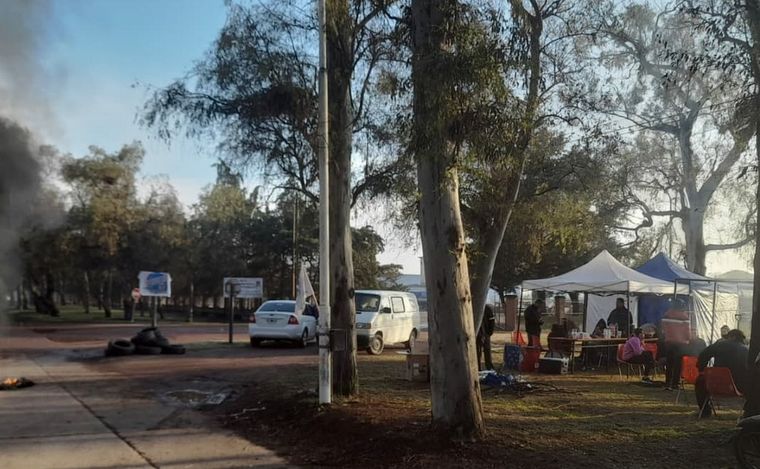 El Sindicato de Trabajadores Químicos encabeza un corte parcial de ruta en Río Tercero tras conocerse que dejarían cesantes a 125 empleados de la planta Petroquímica. Foto: Radio Urbana Rio 3