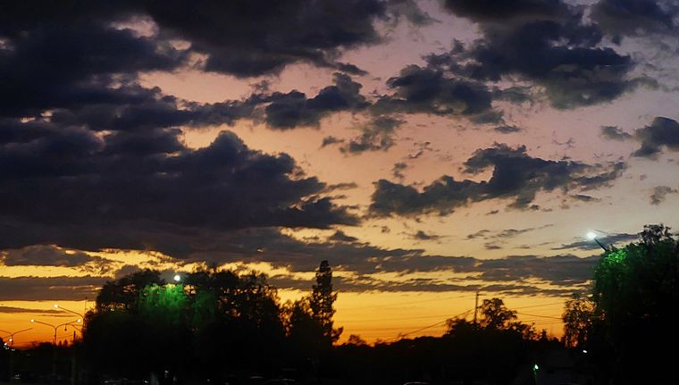 El SMN emitió alertas amarillas y naranjas por tormentas en Jujuy. Cómo estará el tiempo el domingo Día de la Madre.