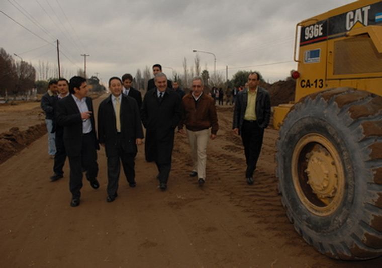 El gobernador, recorrió Alvear y tomó nota de las necesidades de la gente.