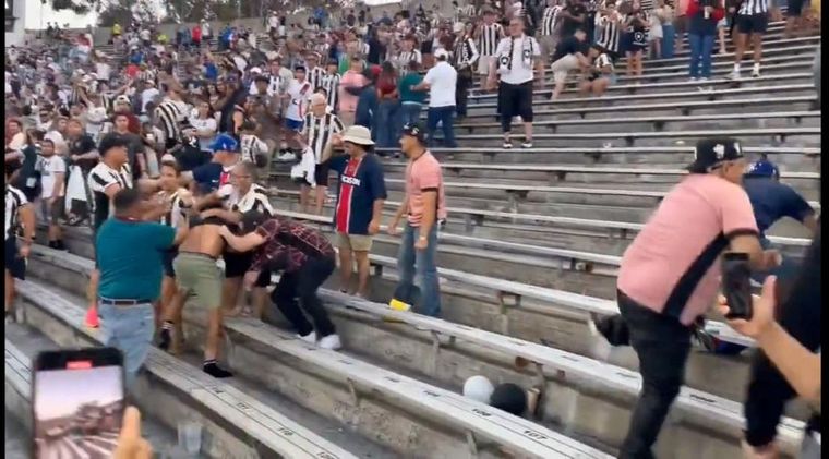 photoHinchas de Botafogo y PSG se agarraron a trompadas en la previa del partido. Foto: captura de video