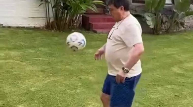 Daniel Passarella y un video que evidencia que su técnica sigue intacta.