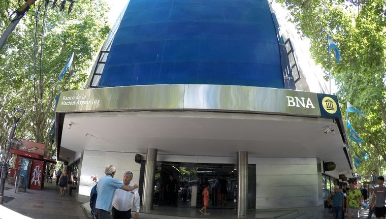 Con esta nueva posibilidad, los usuarios podrán optimizar sus compras en dólares sin depender de pagos en efectivo o de transacciones con tarjeta de crédito Foto: ALF PONCE MERCADO / MDZ