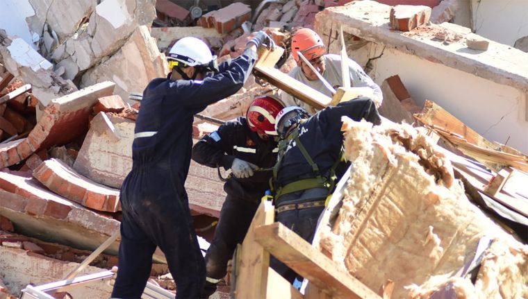 Bomberos de distintas localidades trabajan en la remoción de escombros. Foto: Turismo Villa Gesell