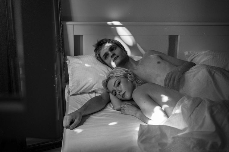 El tipo la observa, en su desnudez (la de ella) con la vista ya acostumbrándose a la penumbra. El tipo la observa, en su desnudez (la de ella) con la vista ya acostumbrándose a la penumbra.