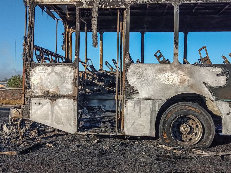 El colectivo que se incendió en Maipú tuvo destrucción total Foto: Emilce Vargas Ferrara/MDZ