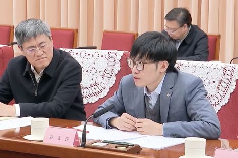 Liang Wenfeng (derecha) es el joven al frente de DeepSeek. Foto: BBC Liang Wenfeng (derecha) es el joven al frente de DeepSeek. Foto: BBC