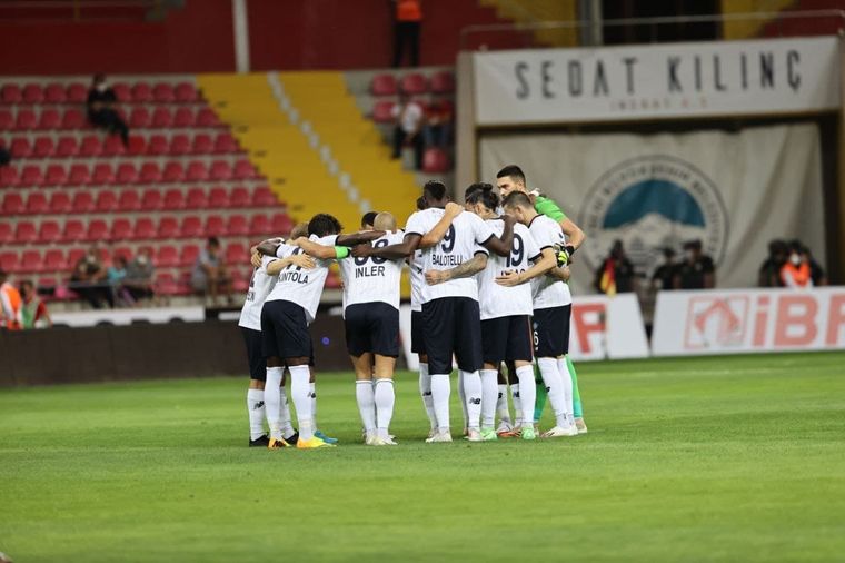 El club le dio la bienvenida en las redes sociales Foto: Adana Demirspor