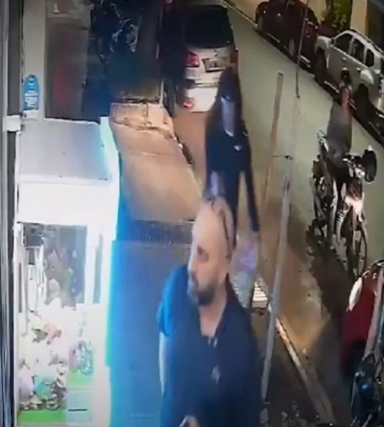 Un hombre fue asesinado a tiros por la espalda cuando ingresaba a un kiosco en Recoleta Foto: Captura de video