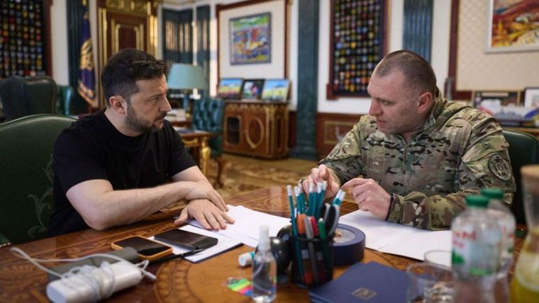 El presidente ucraniano, Volodymyr Zelensky, habla con el jefe del Servicio de Seguridad de Ucrania, Vasyl Maliuk, tras la operación contra las bases aéreas rusas.