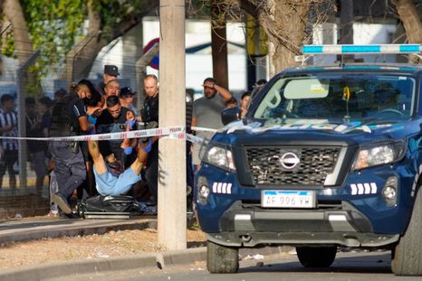 El momento en el que retiran el cuerpo. Foto: Télam/Ramiro Gómez