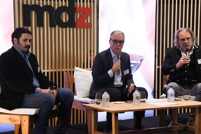MDZol | Diego Castro, sommelier cervecero, Rubén Rabanal, director de MDZ, y Marcelo Pelleriti, enólogo mendocino, durante el segundo evento del Ciclo de Charlas MDZ. Foto: Juan Mateo Aberastain/MDZ