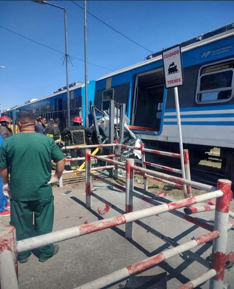 Los restos destrozados del auto embestido por una formación del Tren Belgrano Sur en Laferrere Foto: NA