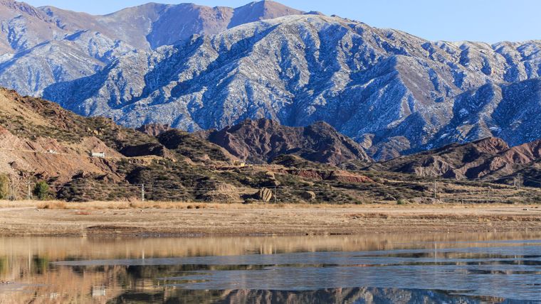 Parte del lago congelado y detrás se extiende la cordillera de Los Andes Parte del lago congelado y detrás se extiende la cordillera de Los Andes