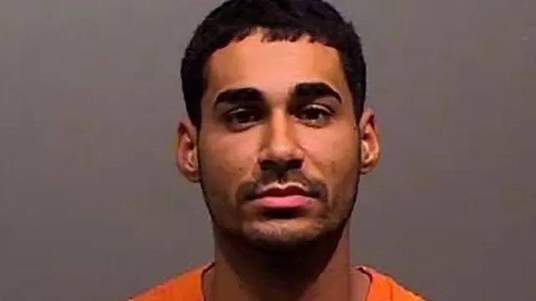 Rogel Lázaro Aguilera-Mederos chocó el camión de carga de madera que conducía contra varios carros. Foto: OFICINA DEL SHERIFF DE JEFFERSON. Rogel Lázaro Aguilera-Mederos chocó el camión de carga de madera que conducía contra varios autos.