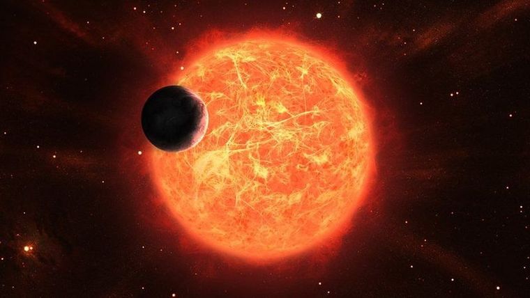 Los científicos creen que una estrella gigante roja debería haber consumido el planeta conocido como 8 Ursae Minoris b, de la Vía Láctea. Foto: GETTY IMAGES